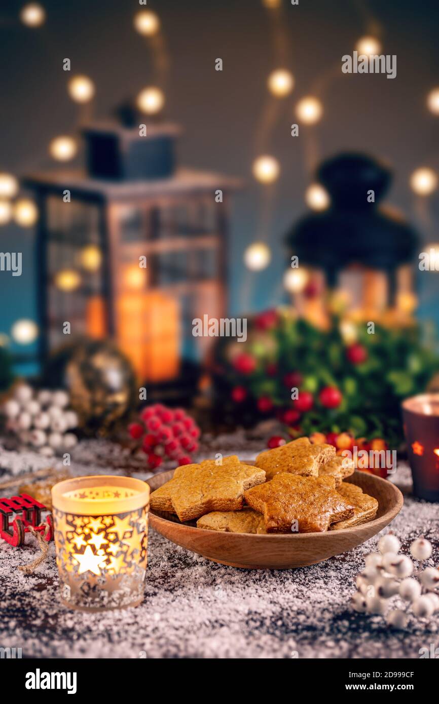 Weihnachten hausgemachte Lebkuchen Stern Cookies auf Urlaub Hintergrund Stockfoto