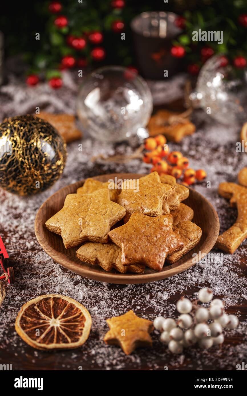 Weihnachten Hintergrund mit Lebkuchen und Schnee. Festtagsstimmung. Stockfoto