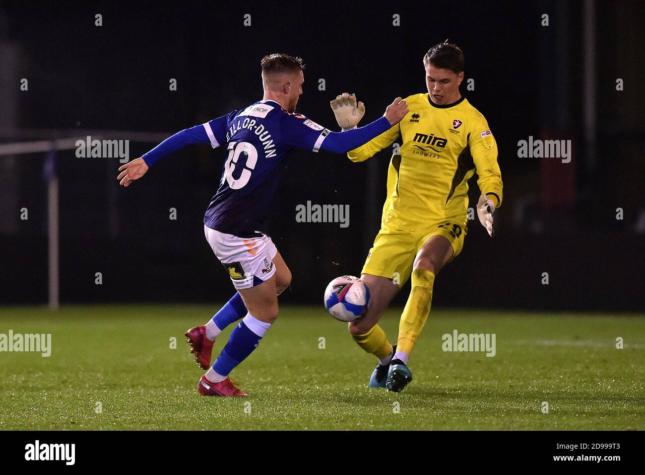 Oldham, Großbritannien. November 2020. OLDHAM, ENGLAND 3. NOVEMBER - Oldham Athletic's Davis Keillor Dunn und Cheltenham Town's Josh Griffiths in Aktion während des Sky Bet League 2 Spiels zwischen Oldham Athletic und Cheltenham Town im Boundary Park, Oldham am Dienstag, 3. November 2020. (Kredit: Eddie Garvey, Mi News) Kredit: MI Nachrichten & Sport /Alamy Live Nachrichten Stockfoto