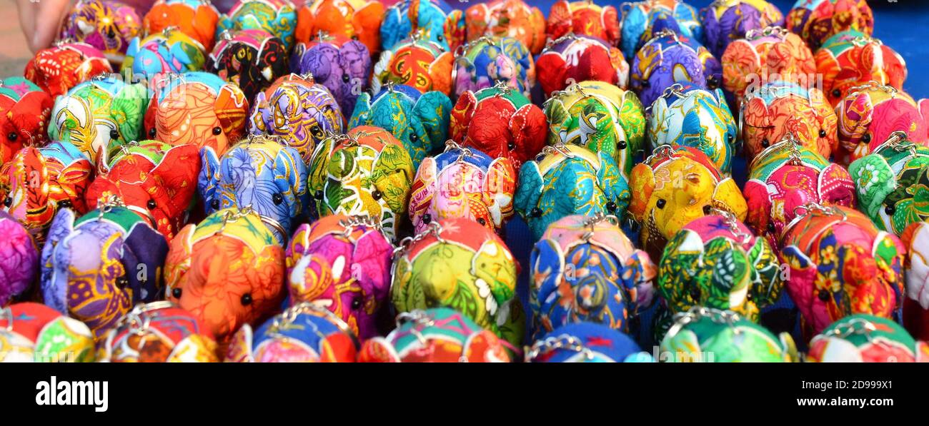 Souvenir bunt Elefanten auf dem Markt in Luang Prabang, Laos Stockfoto