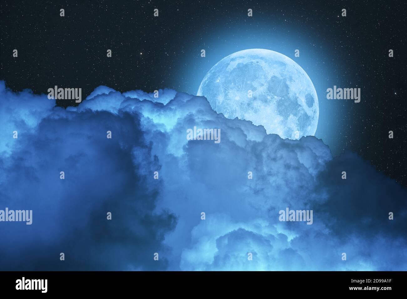Blauer Supermond, der am wolkigen Himmel glüht Stockfoto