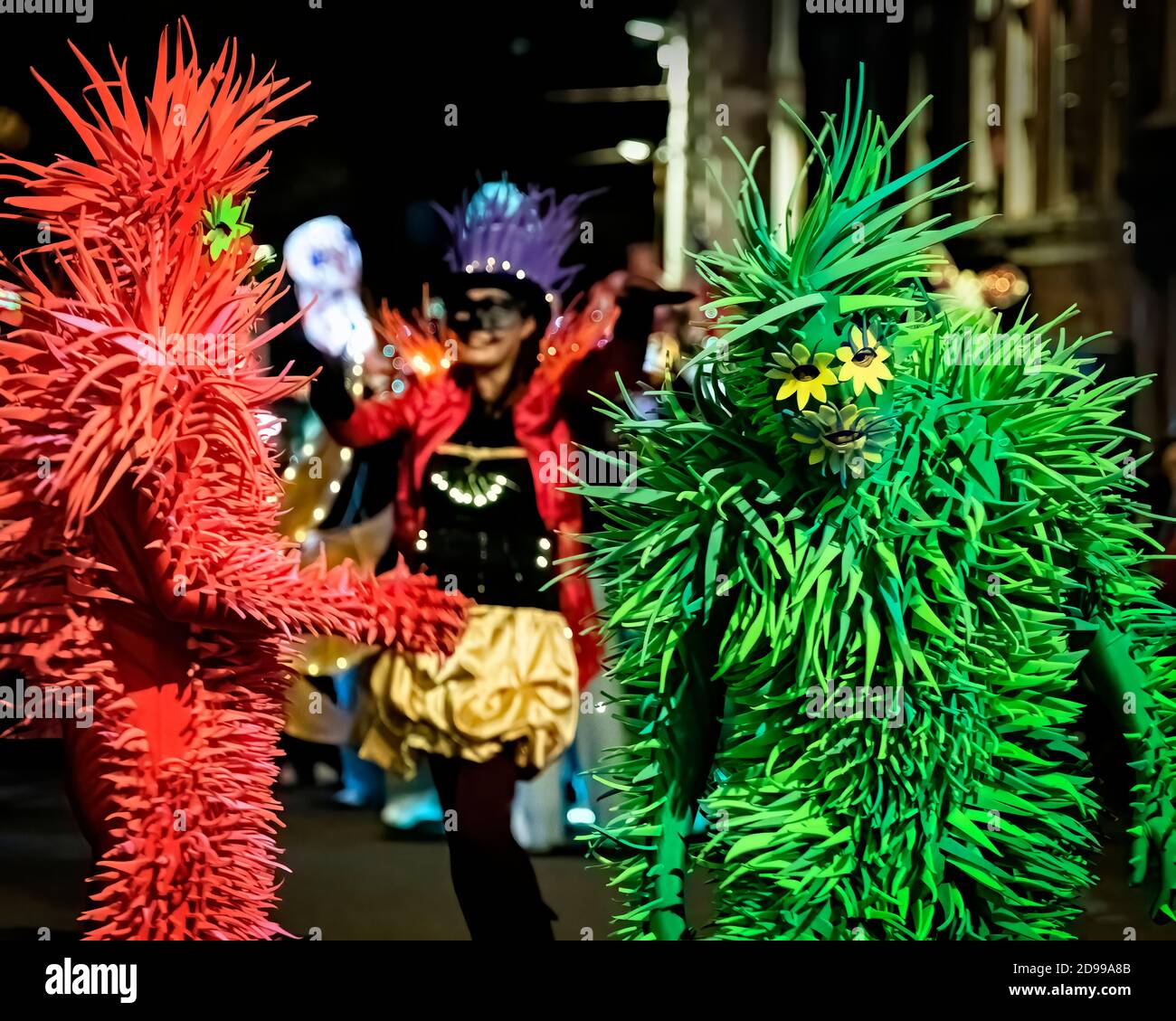 Nottigham, Großbritannien - 2020. Feb: Zottelige Monster-Figuren führen die Parade beim jährlichen Fest des Lichts an Stockfoto