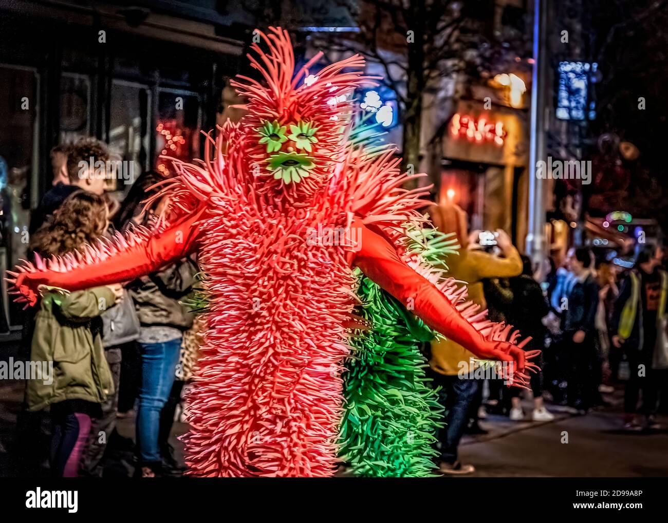 Nottigham, Großbritannien - 2020. Feb: Zottelige Monster-Figuren führen die Parade beim jährlichen Fest des Lichts an Stockfoto