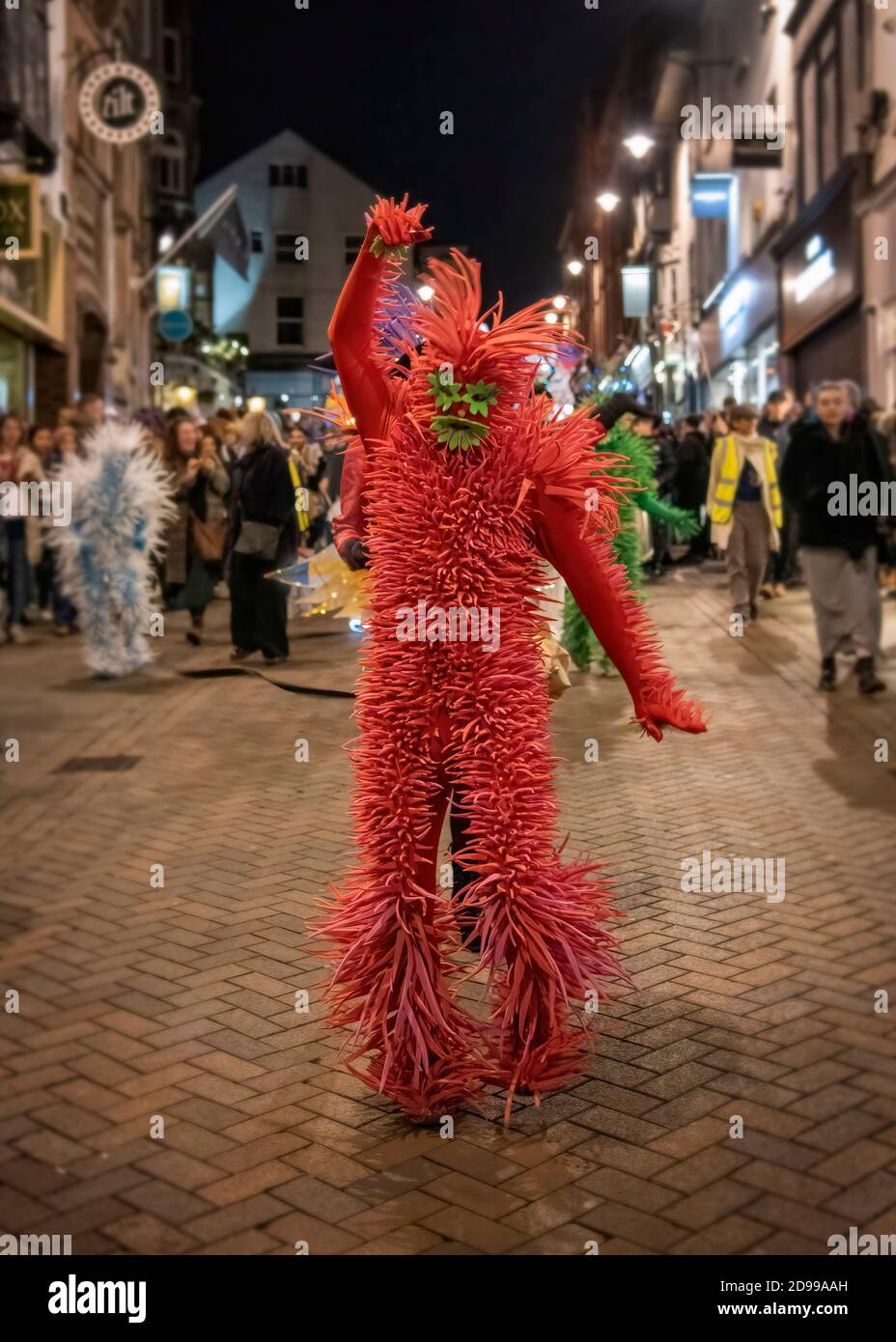 Nottigham, Großbritannien - 2020. Feb: Zottelige Monster-Figuren führen die Parade beim jährlichen Fest des Lichts an Stockfoto