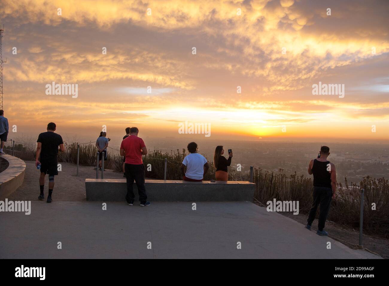Besucher beobachten den Sonnenuntergang am Baldwin Hills Scenic Overlook in Culver City, CA Stockfoto