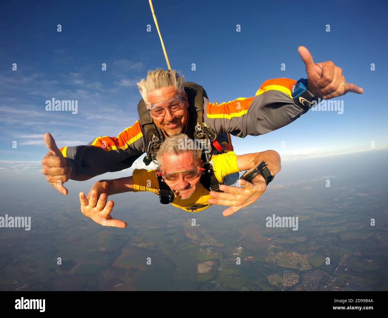 Dezember 17, 2016. Tatui, SP, Brasilien. Ein Instruktor mittleren Alters springt mit einem alten Mann auf der Feiertagsparty des Aeroclubs. Stockfoto