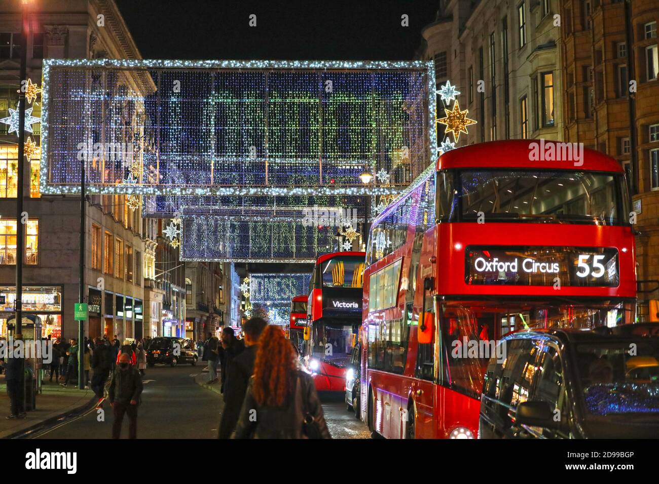 London, Großbritannien. November 2020. Weihnachtsdekorationen in der Oxford Street zeigen Botschaften des Dankes und der Unterstützung für die Londoner und diejenigen, die während der Pandemie und der Aussperrung geholfen haben. Kredit: Paul Brown/Alamy Live Nachrichten Stockfoto