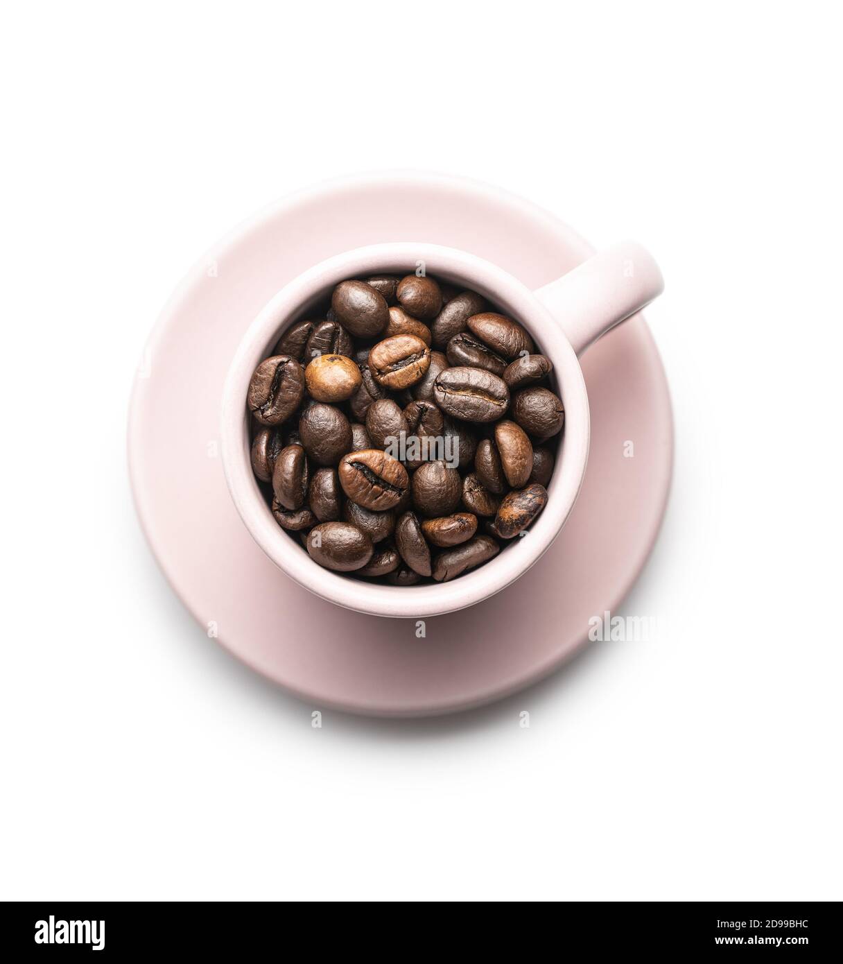 Geröstete Kaffeebohnen in Tasse isoliert auf weißem Hintergrund. Stockfoto
