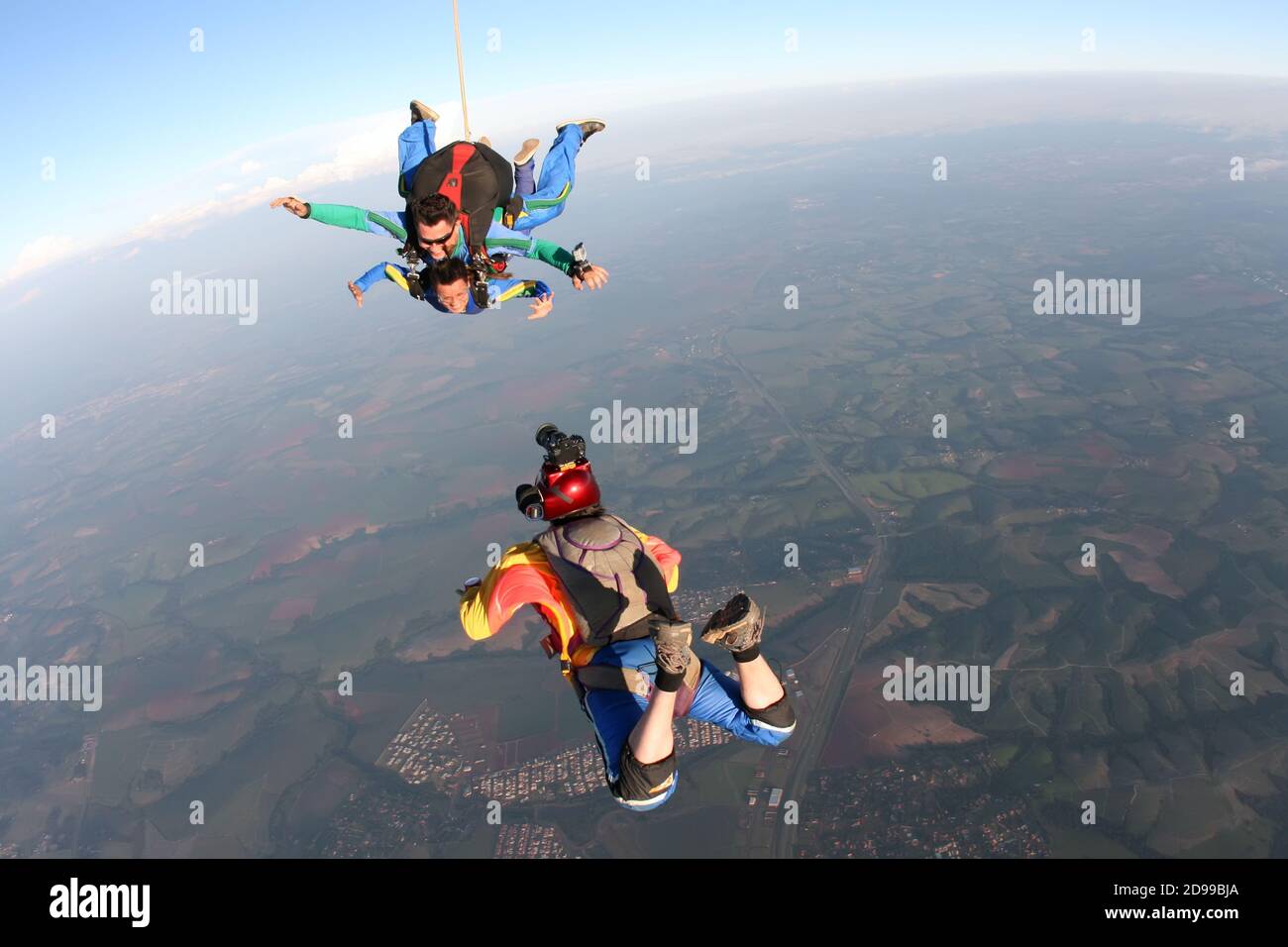 Skydiver Fotograf nehmen Bilder von einem Tandem Fallschirmspringen Stockfoto