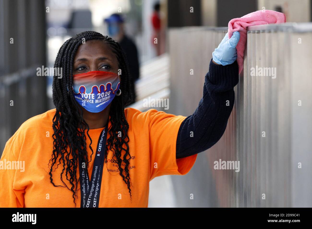 Cleveland, Usa. November 2020. Ein Depotbank reinigt eine Handschiene am Wahltag im Rocket Mortgage Fieldhouse in Cleveland, Ohio am Dienstag, 3. November 2020. Ohio. Foto von Aaron Josefczyk/UPI Credit: UPI/Alamy Live News Stockfoto