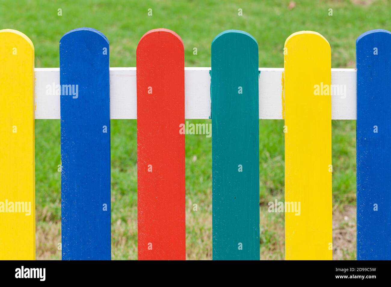 Bunte Holzzaun, Spielplatz Grenze. Nahaufnahme Stockfoto