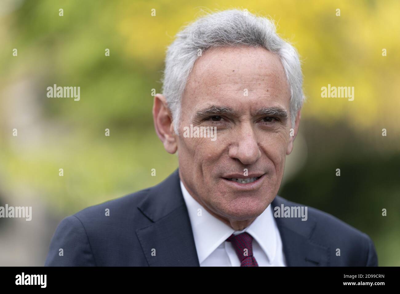 Washington, Usa. November 2020. Scott Atlas, Berater des Weißen Hauses, spricht am Dienstag, den 3. November 2020, mit einem Medienmitglied im Weißen Haus in Washington, DC. Foto von Chris Kleponis/UPI Kredit: UPI/Alamy Live News Stockfoto