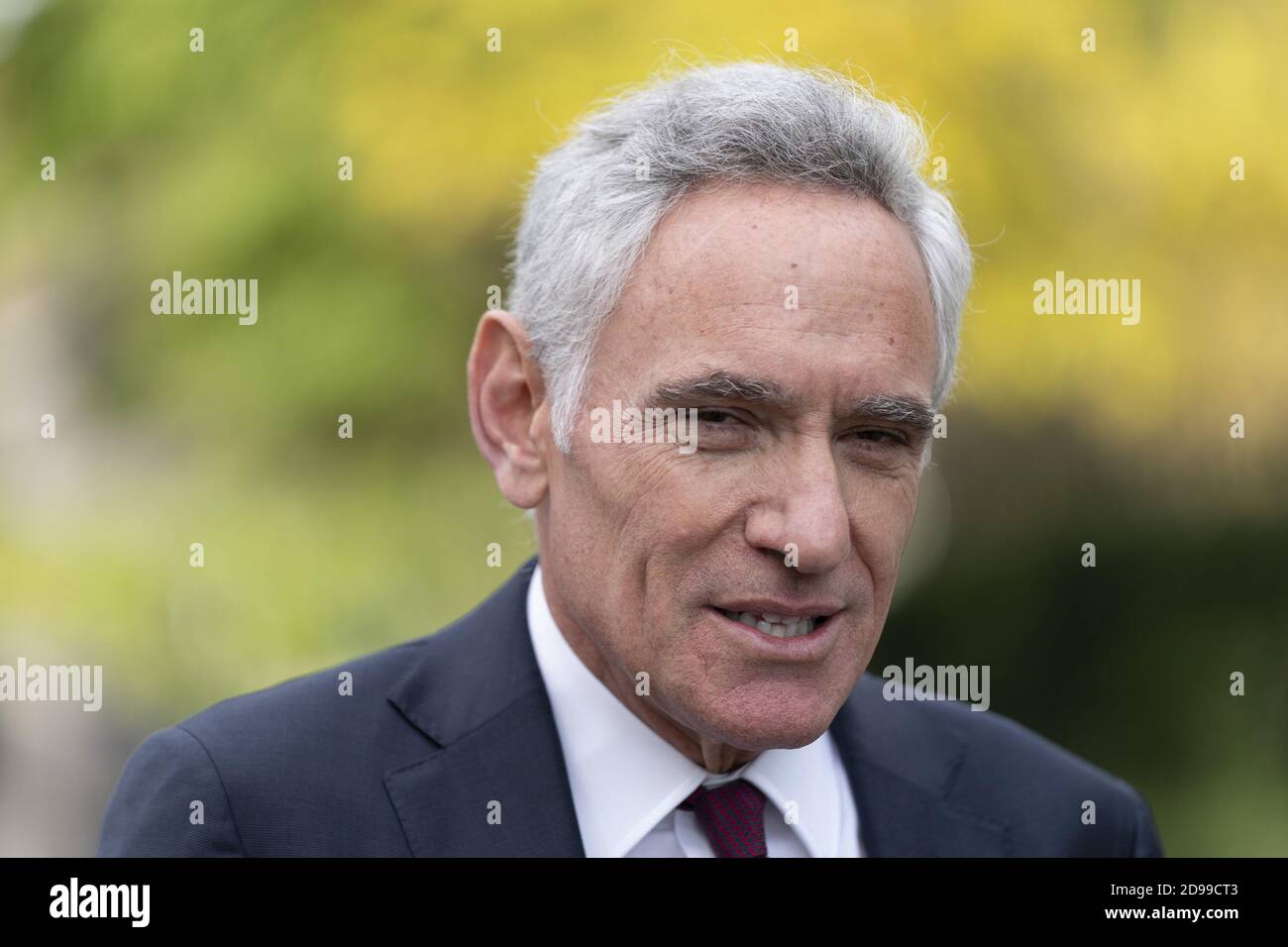 Washington, Usa. November 2020. Scott Atlas, Berater des Weißen Hauses, spricht am Dienstag, den 3. November 2020, mit einem Medienmitglied im Weißen Haus in Washington, DC. Foto von Chris Kleponis/UPI Kredit: UPI/Alamy Live News Stockfoto