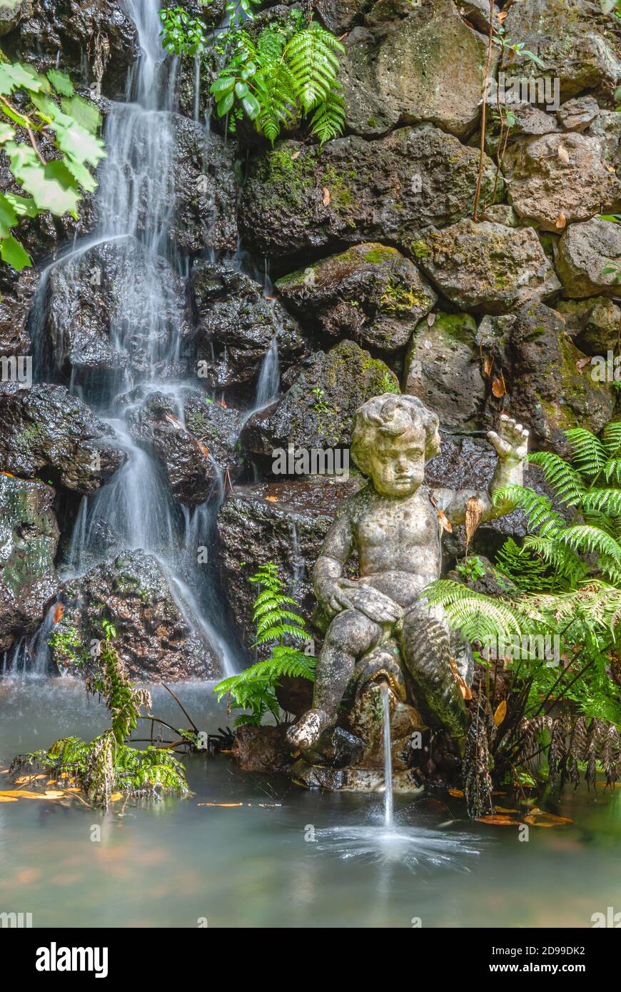 Brunnen mit Engelskulptur im Monte Palace Garten in Funchal, Madeira, Portugal Stockfoto
