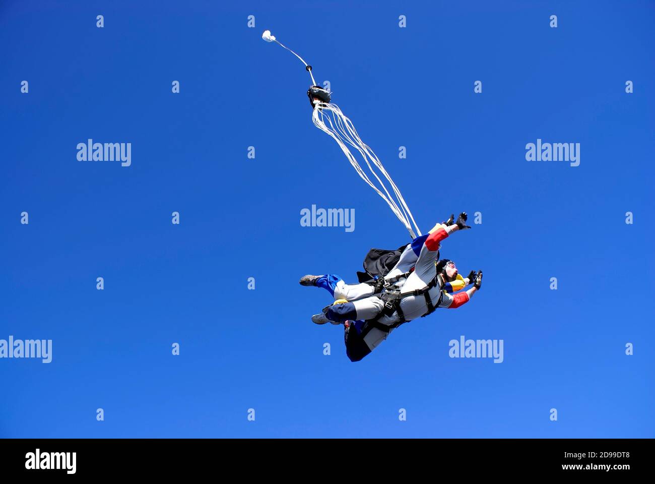 Fallschirmspringen Tandem Low-Angle-Ansicht Stockfoto