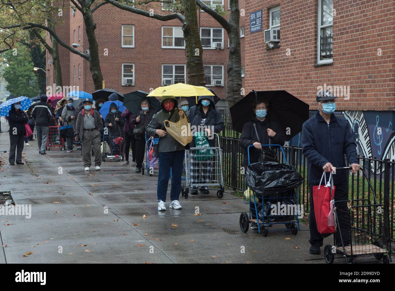 Die Leute warten in der Schlange vor einer Speisekammer im Freien New York Stockfoto