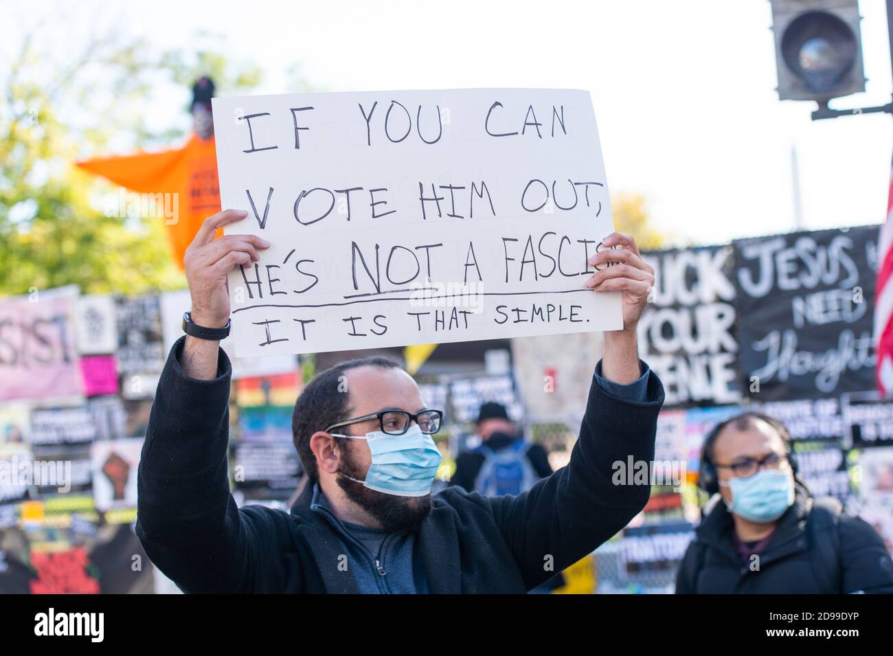 Washington DC, USA. November 2020. Ein Mann hält ein Zeichen am Lafayette Square in Washington DC während des Wahltages 2020. Kredit: Albert Halim/Alamy Live Nachrichten Gutschrift: albert halim/Alamy Live Nachrichten Stockfoto