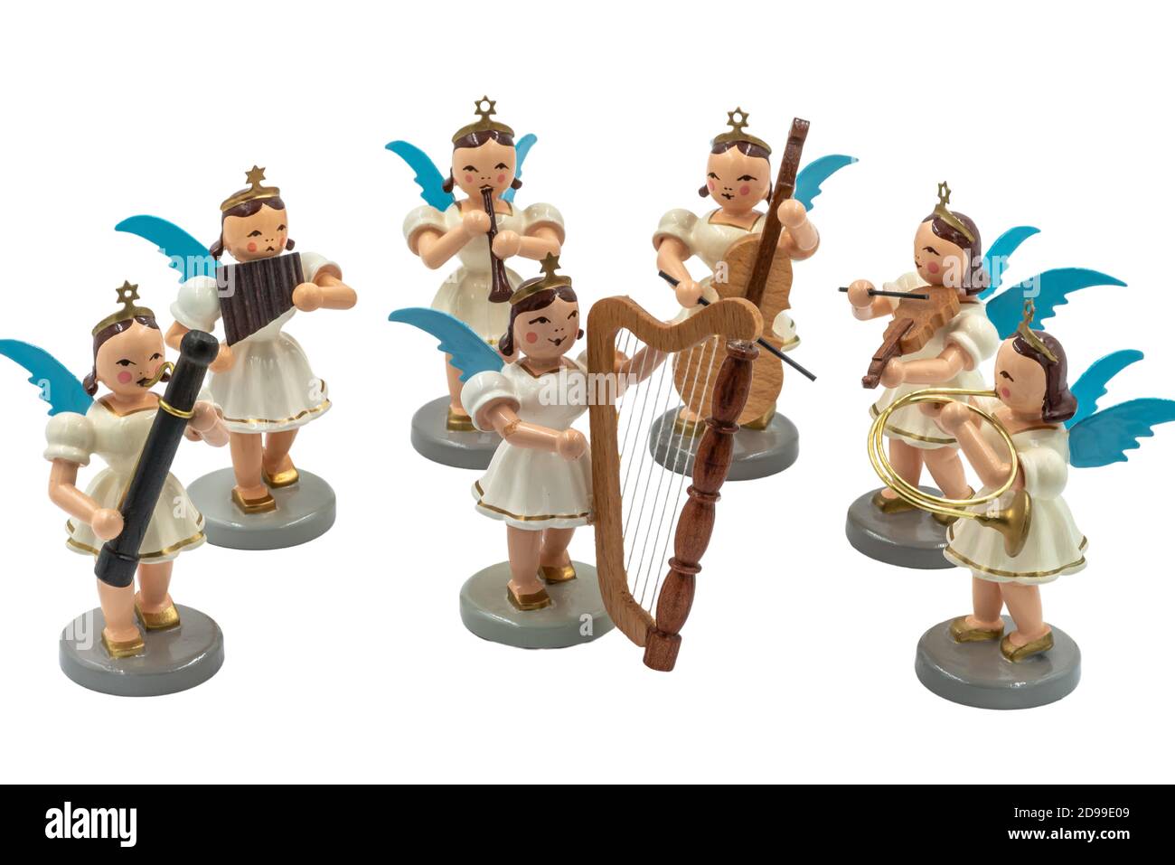 Vervollständigung von zwei original deutschen Weihnachtsengel-Figuren aus Holz mit Musikinstrumenten als Orchester auf weißem Hintergrund Stockfoto