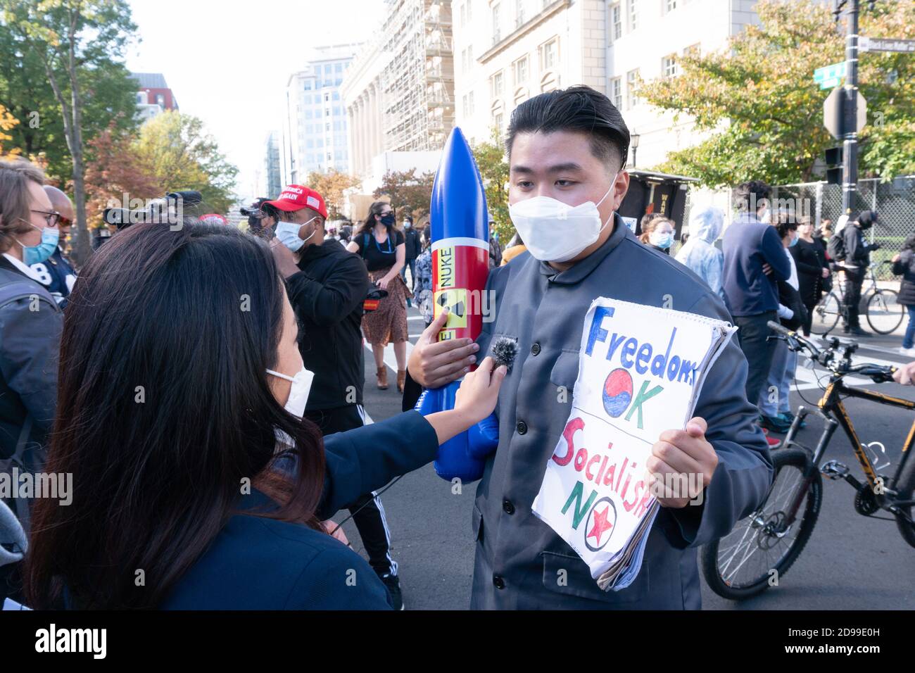 Washington DC, USA. November 2020. Kim Jung UN-Impressonator im Kampf gegen den Sozialismus am Lafayette-Platz während des Wahltages 2020. Kredit: Albert Halim/Alamy Live Nachrichten Gutschrift: albert halim/Alamy Live Nachrichten Stockfoto