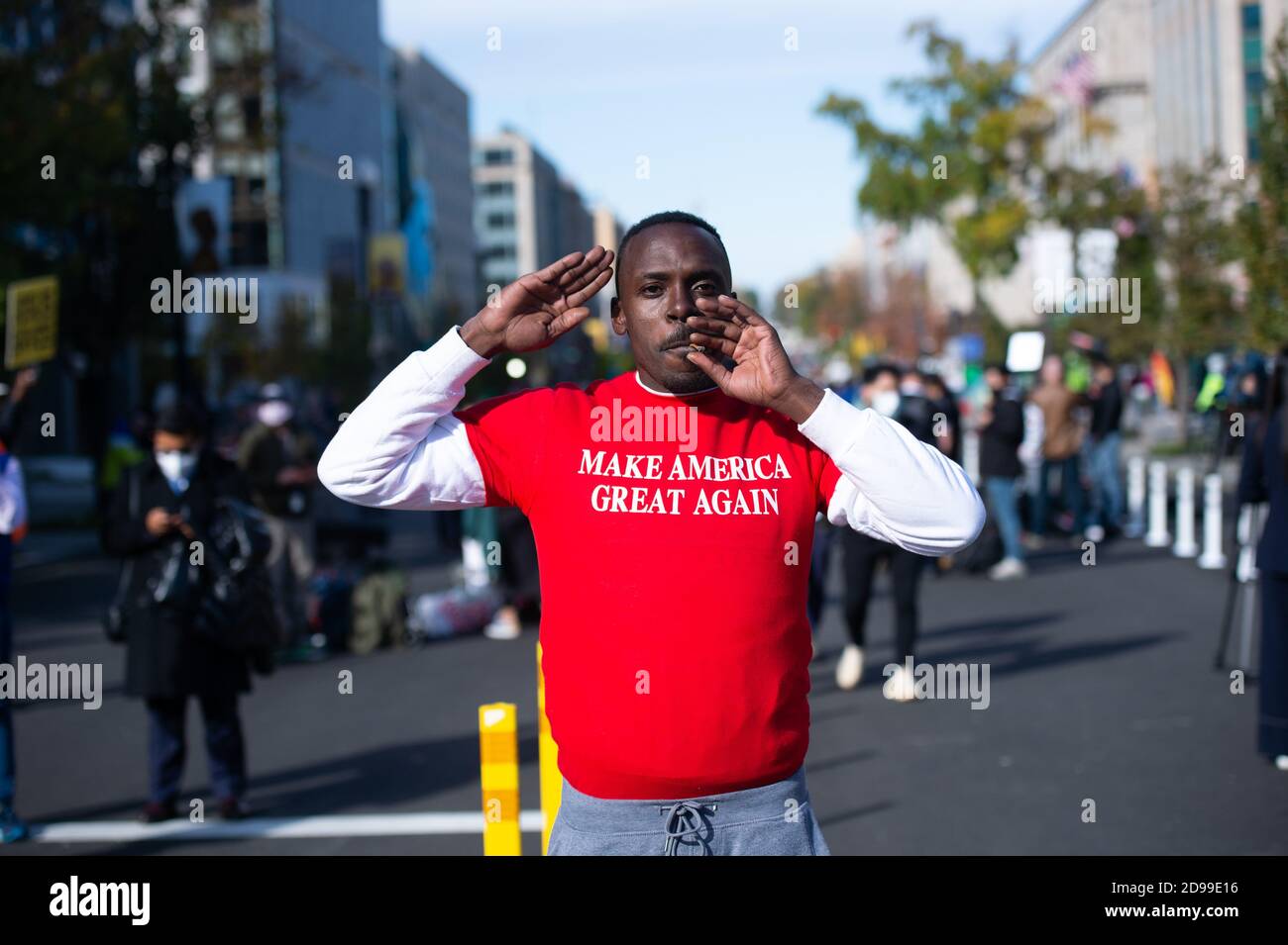 Washington DC, USA. November 2020. Trump-Unterstützer am Lafayette Square in Washington DC debattieren Biden-Anhänger während des Wahltages 2020. Kredit: Albert Halim/Alamy Live Nachrichten Gutschrift: albert halim/Alamy Live Nachrichten Stockfoto