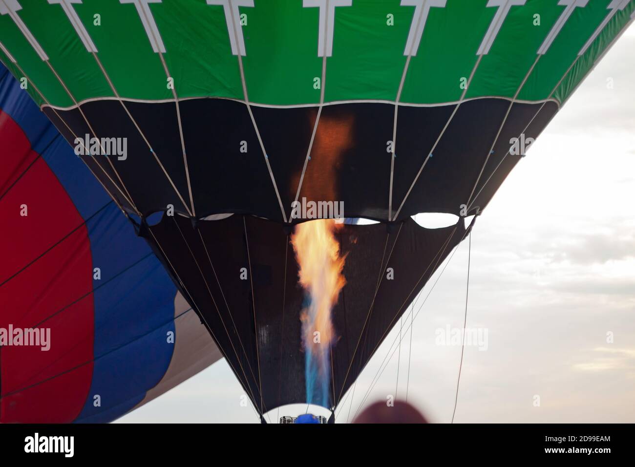 Hohe Flamme und schwarz grünen Ballon Stockfoto