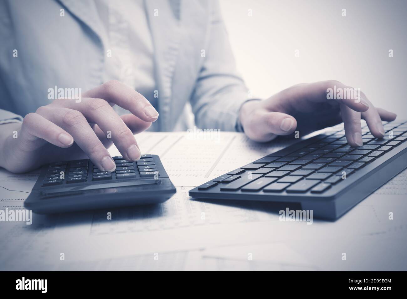 Finanzbuchhaltung Business Frau mit Taschenrechner und Computer-Tastatur in Büro Stockfoto