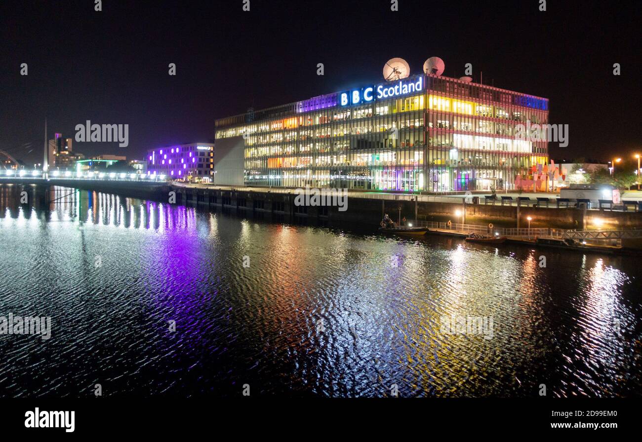 Der BBC-Fernseh- und Radiostudio-Komplex am Pacific Quay am Südufer des Flusses Clyde im Zentrum von Glasgow, Schottland. Es wurde 2007 eröffnet. Stockfoto