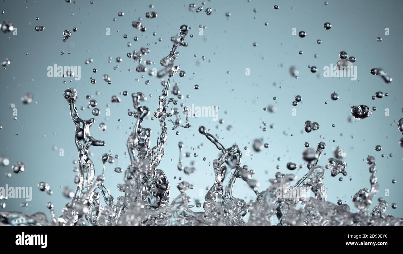 Abstrakte Form von Wasserspritzern Wellen auf blauem Hintergrund, Studioaufnahme Stockfoto