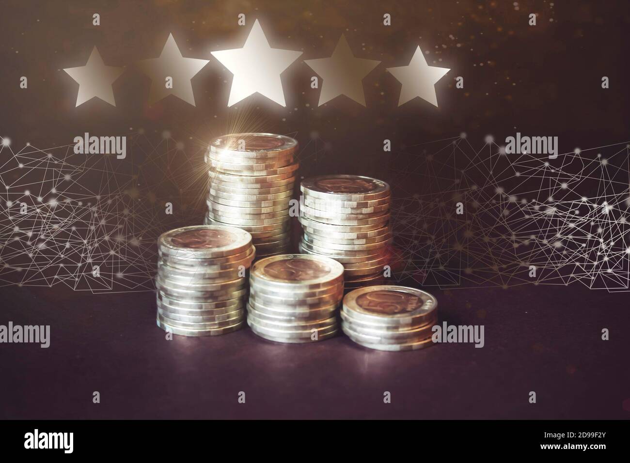 Bewertung und Bewertung. Fünf Sterne und Geldmünze auf jeder Linie, die auf dunklem Hintergrund aufsteigt. Business Spargeld Konzept für Finanzbuchhaltung. Dig Stockfoto