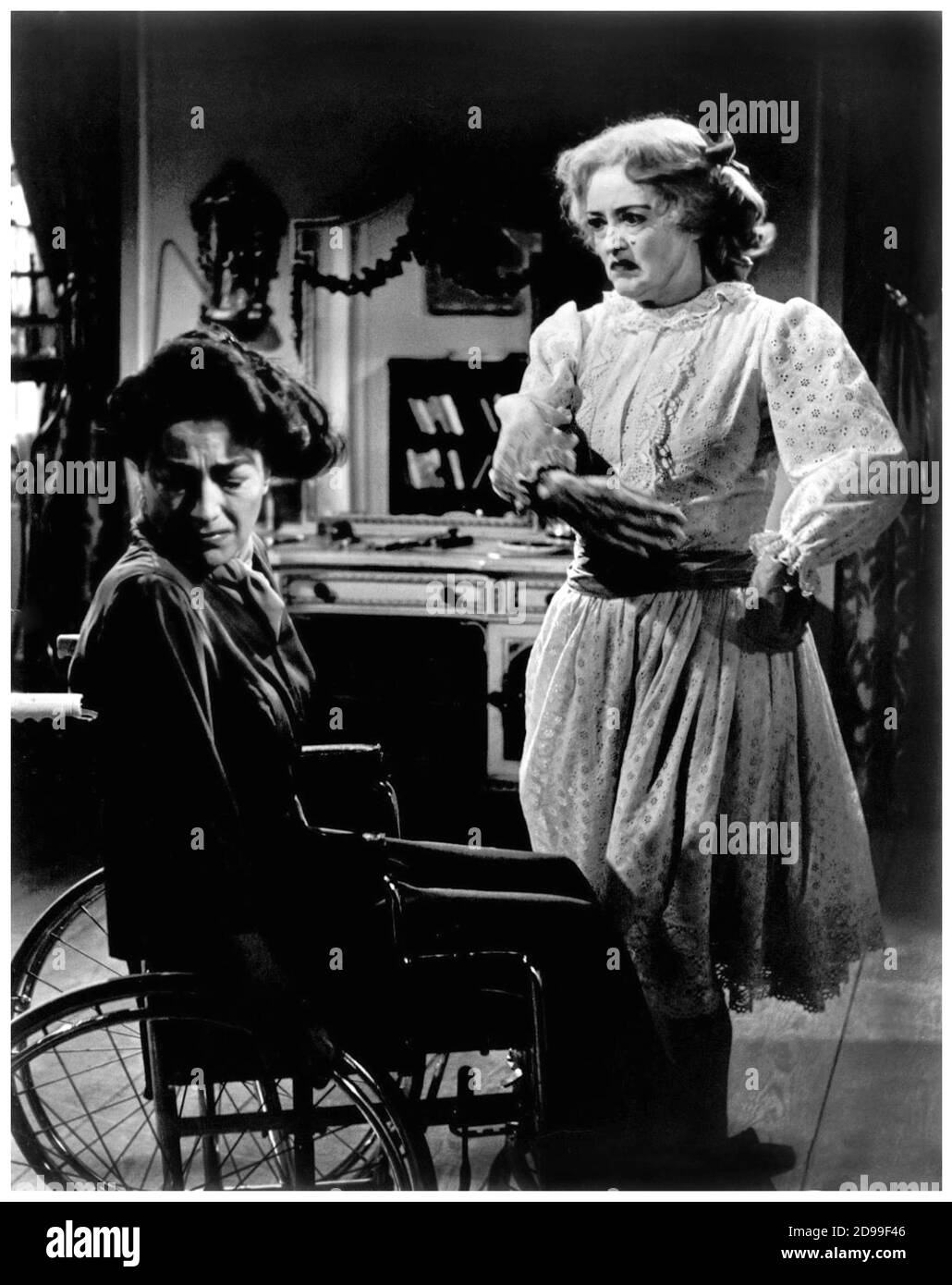 1963 , USA : Pubblicity Still für den Film mit BETTE DAVIS und JOAN CRAWFORD mit dem Titel WHAT EVER HAPPENED TO BABY JANE? ( Che fine ha fatto Baby Jane? ) , von ROBERT ALDRICH , aus einem Roman von Henry Farrell , WARNER BROS. Und Seven Arts productions - KINO - FILM - REGISTA CINEMATOGRAFICO - TRILLER - HORROR - FILM ----- NICHT FÜR WERBEZWECKE --- NON PER USO PUBBLICITARIO --- NICHT FÜR DEN GEBRAUCH VON GADGETS - ACHTUNG: Dieses Foto kann nur von Publikationen im Zusammenhang mit der Werbung für den oben genannten Film reproduziert werden. Nur Für Redaktionelle Zwecke.------- Archivio GBB Stockfoto
