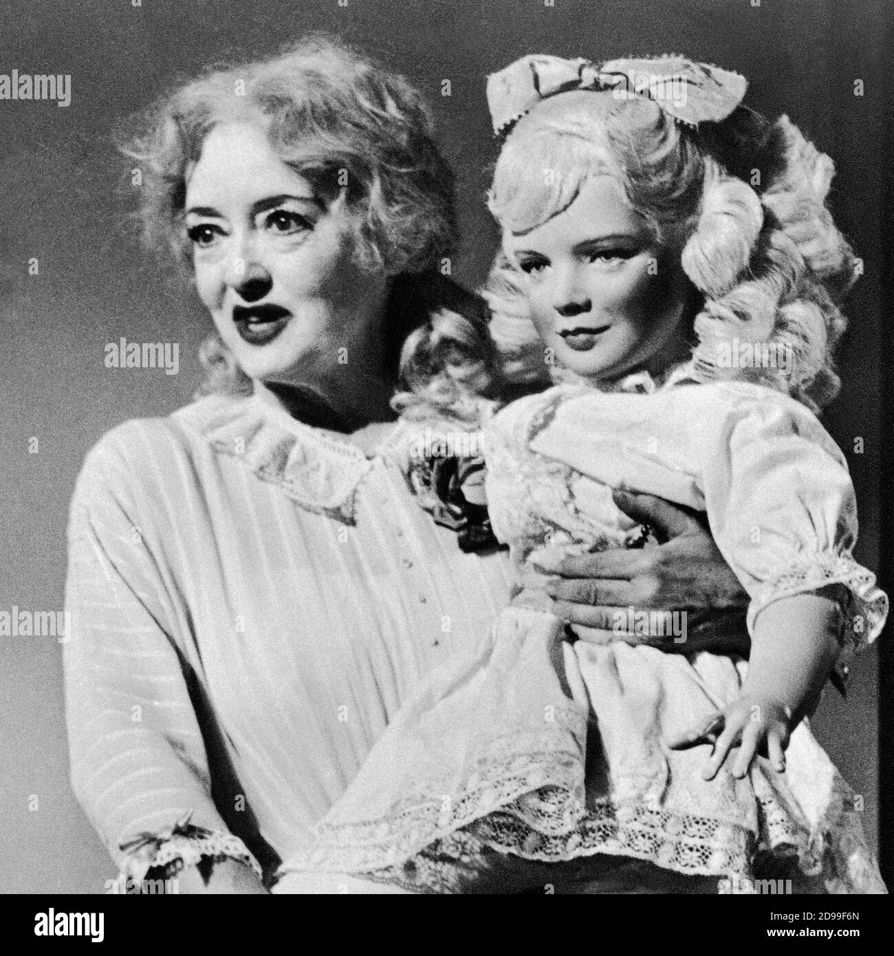 1963 , USA : Pubblicity Still für den Film mit BETTE DAVIS mit dem Titel WHAT EVER HAPPENED TO BABY JANE? ( Che fine ha fatto Baby Jane? ) , von ROBERT ALDRICH , aus einem Roman von Henry Farrell , WARNER BROS. Und Seven Arts productions - KINO - FILM - Bambola - Puppe - TRILLER - HORROR - FILM ----- NICHT FÜR WERBEZWECKE --- NON PER USO PUBBLICITARIO --- NICHT FÜR DEN GEBRAUCH VON GADGETS - ACHTUNG: Dieses Foto kann nur von Publikationen im Zusammenhang mit der Werbung für den oben genannten Film reproduziert werden. Nur Für Redaktionelle Zwecke.------- Archivio GBB Stockfoto