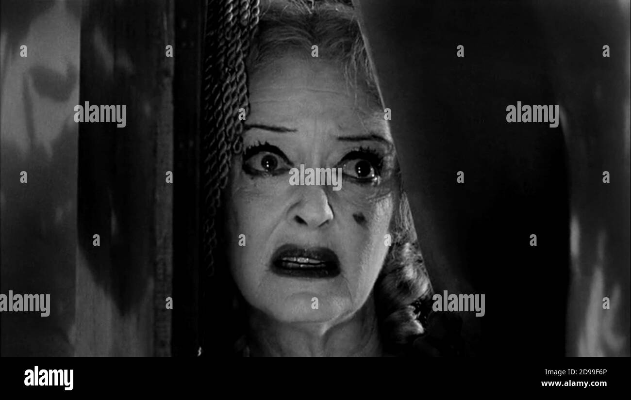 1963 , USA : EIN Stop-Frame aus dem Film mit BETTE DAVIS mit dem Titel WHAT EVER HAPPENED TO BABY JANE? ( Che fine ha fatto Baby Jane? ) , von ROBERT ALDRICH , aus einem Roman von Henry Farrell , WARNER BROS. Und Seven Arts productions - KINO - FILM - REGISTA CINEMATOGRAFICO - TRILLER - HORROR - FILM ----- NICHT FÜR WERBEZWECKE --- NON PER USO PUBBLICITARIO --- NICHT FÜR DEN GEBRAUCH VON GADGETS - ACHTUNG: Dieses Foto kann nur von Publikationen im Zusammenhang mit der Werbung für den oben genannten Film reproduziert werden. Nur Für Redaktionelle Zwecke.------- Archivio GBB Stockfoto