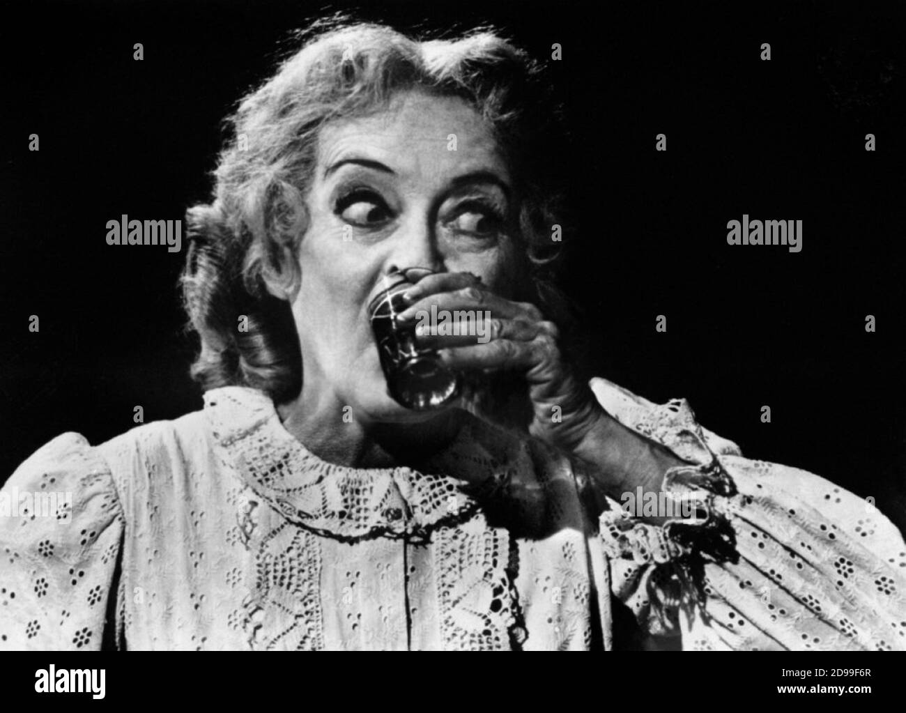 1963 , USA : Pubblicity Still für den Film mit BETTE DAVIS mit dem Titel WHAT EVER HAPPENED TO BABY JANE? ( Che fine ha fatto Baby Jane? ) , von ROBERT ALDRICH , aus einem Roman von Henry Farrell , WARNER BROS. Und Seven Arts productions - KINO - FILM - REGISTA CINEMATOGRAFICO - TRILLER - HORROR - FILM ----- NICHT FÜR WERBEZWECKE --- NON PER USO PUBBLICITARIO --- NICHT FÜR DEN GEBRAUCH VON GADGETS - ACHTUNG: Dieses Foto kann nur von Publikationen im Zusammenhang mit der Werbung für den oben genannten Film reproduziert werden. Nur Für Redaktionelle Zwecke.------- Archivio GBB Stockfoto