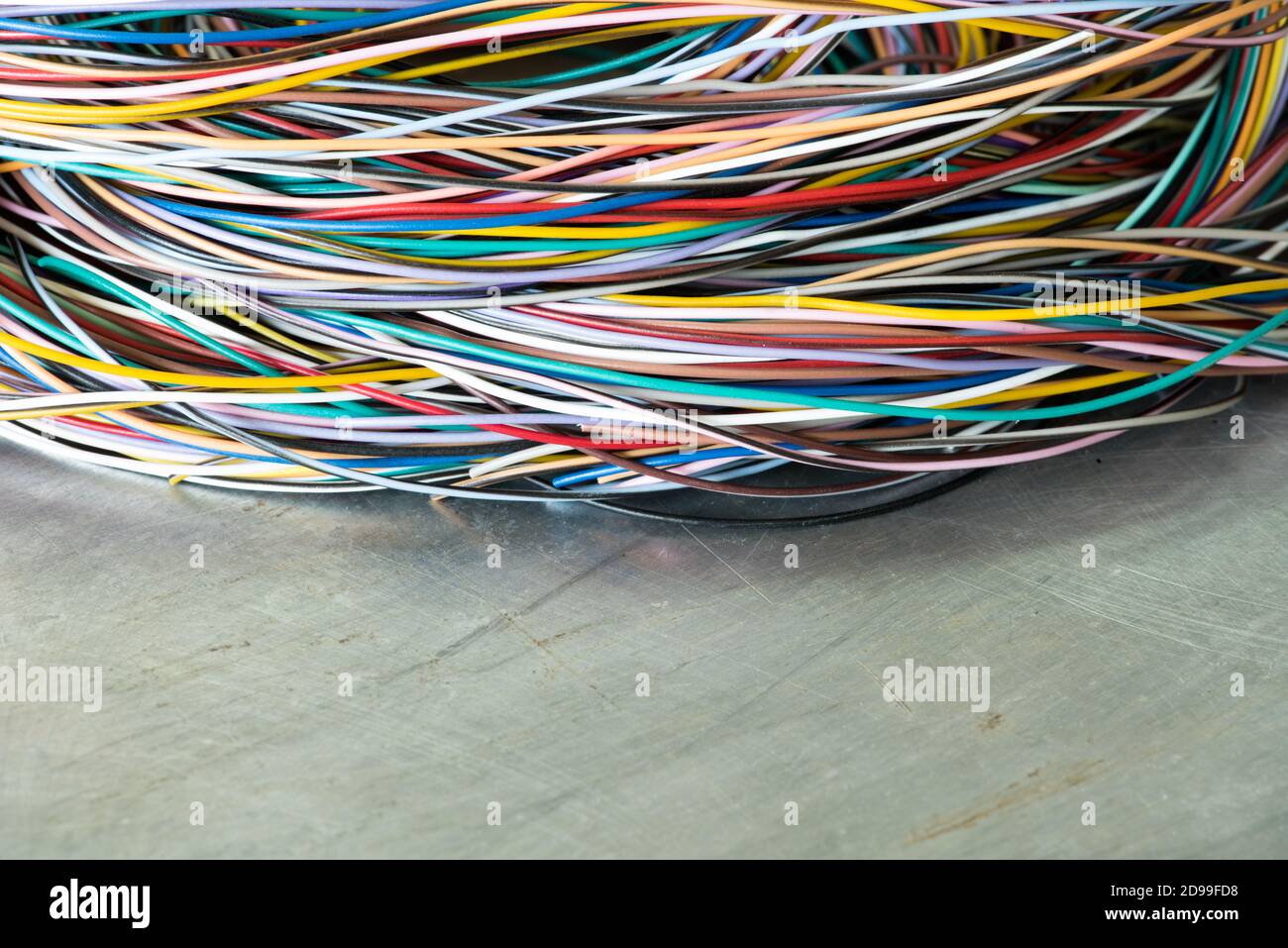 Bunte elektrische Draht- und Kabelschrott auf Metallhintergrund Stockfoto