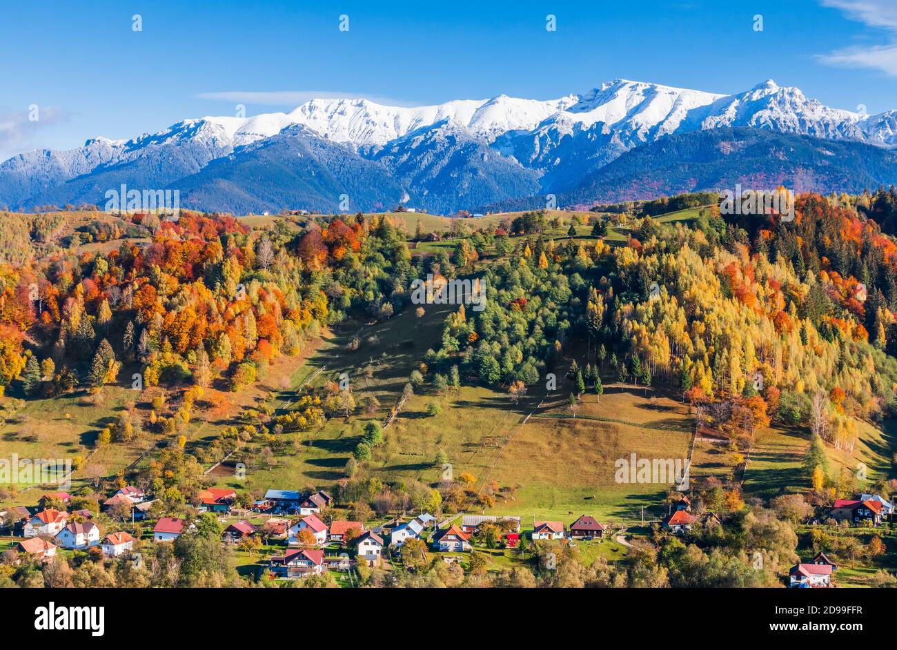 Brasov, Rumänien. Herbstlandschaft des Dorfes Moieciu und der Bucegi-Bergkette. Stockfoto
