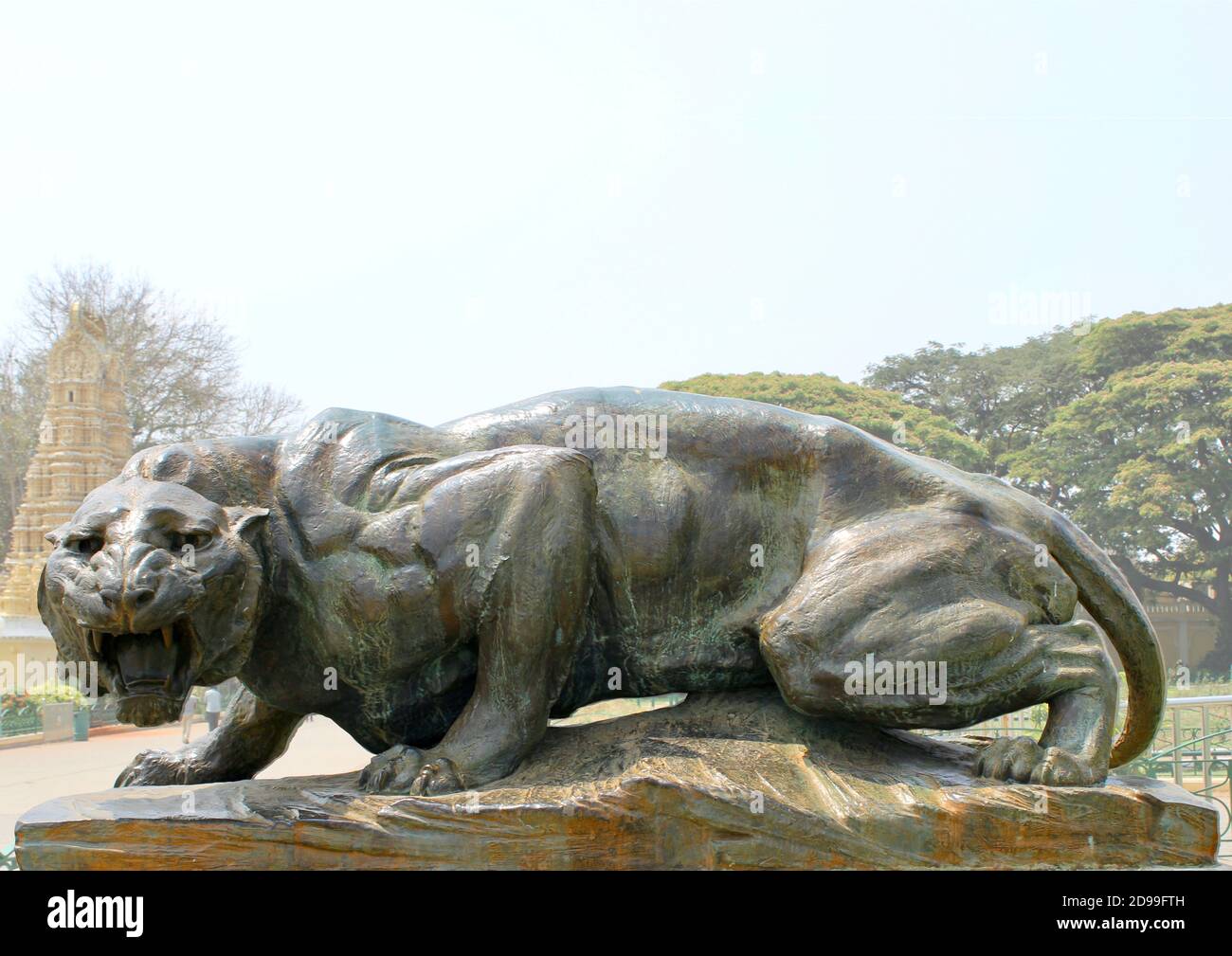Die Mysore Leopard Statue, die vor dem Mysore Palast in Karnataka, Indien steht. Stockfoto