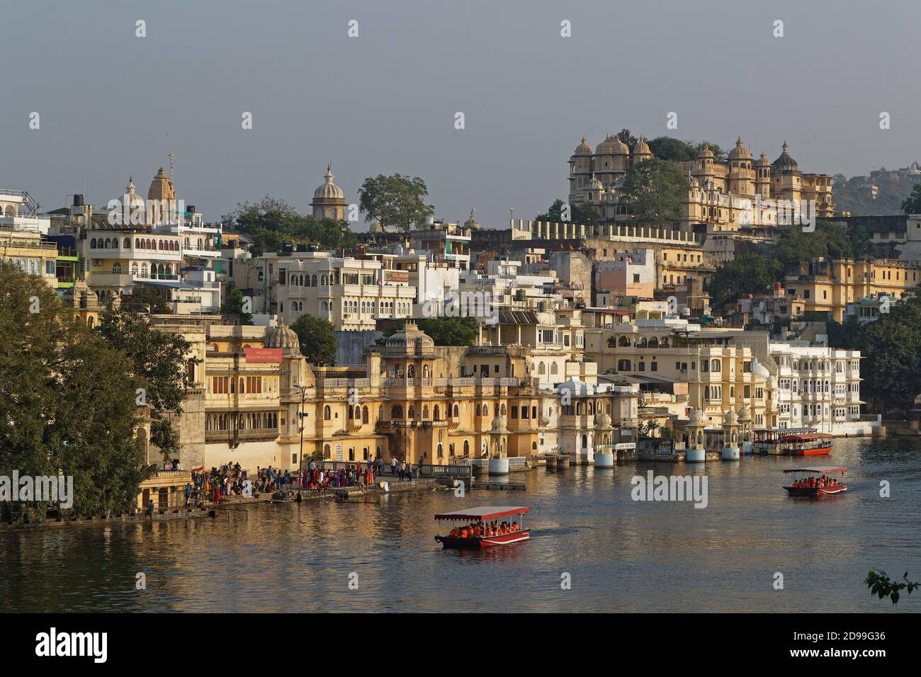 UDAIPUR, INDIEN, 5. November 2017 : Palast und der See Pichola Küste. Lake Pichola ist ein künstlicher Süßwassersee, der im Jahr 1362 geschaffen wurde. Stockfoto