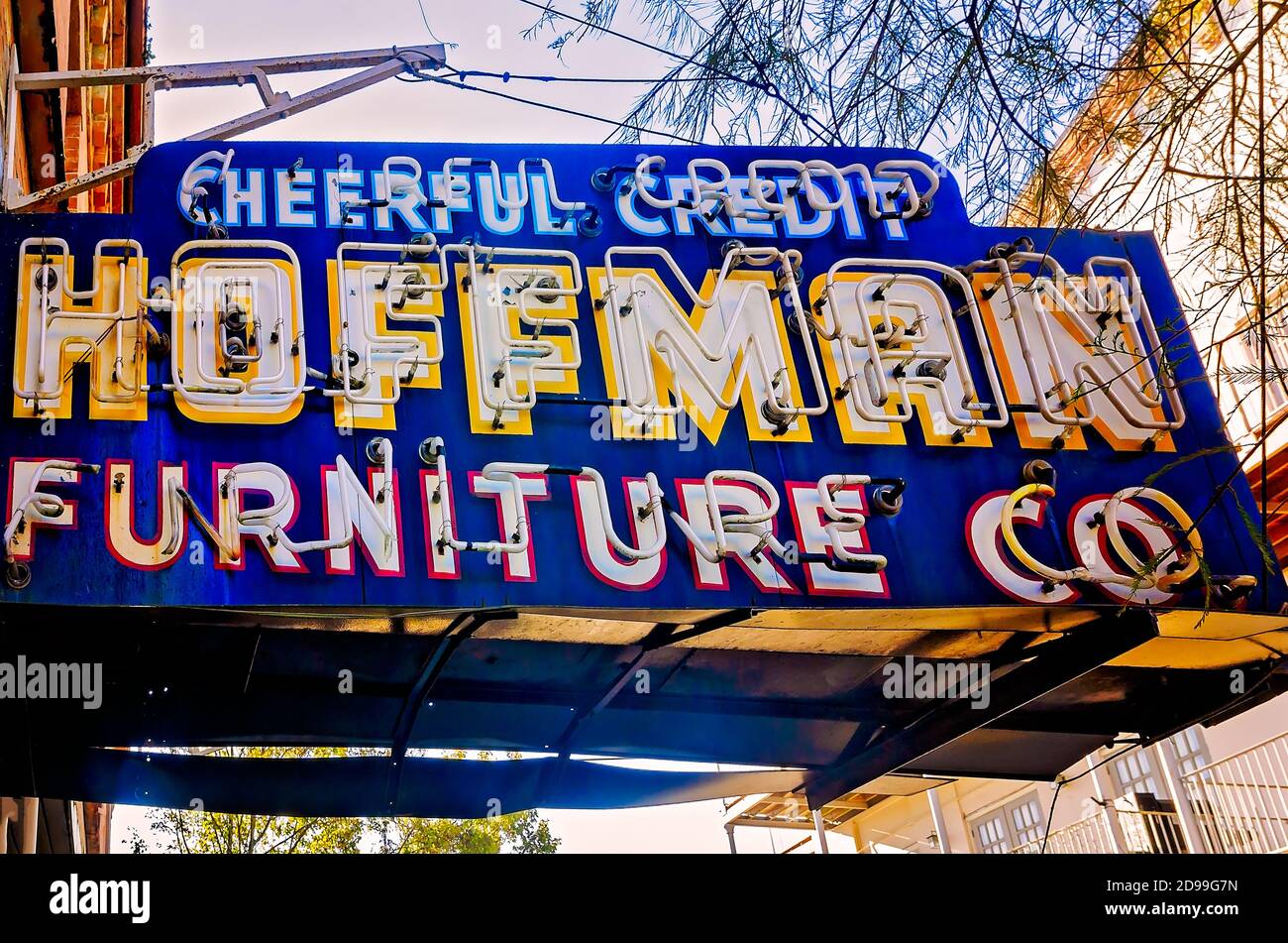 Ein vintage Neon-Schild wirbt fröhlich Kredit bei Hoffman Furniture Co., Oktober 31, 2020, in Mobile, Alabama. Der Laden befindet sich in der Dauphin Street. Stockfoto