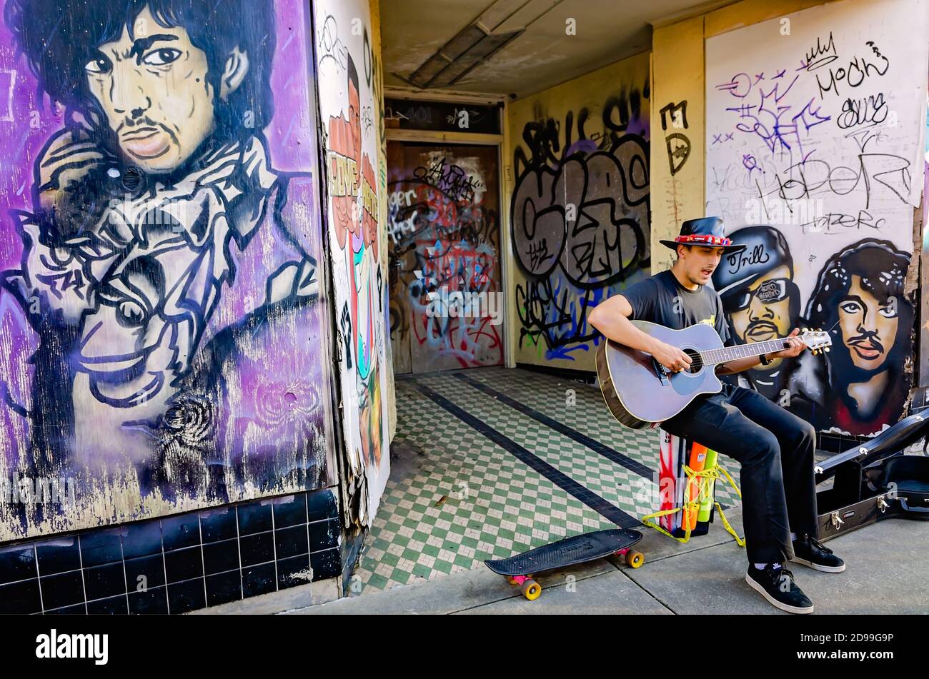 Ein Busker tritt auf Dauphin Street umgeben von Black Lives Matter Graffiti, Oktober 31, 2020, in Mobile, Alabama. Stockfoto