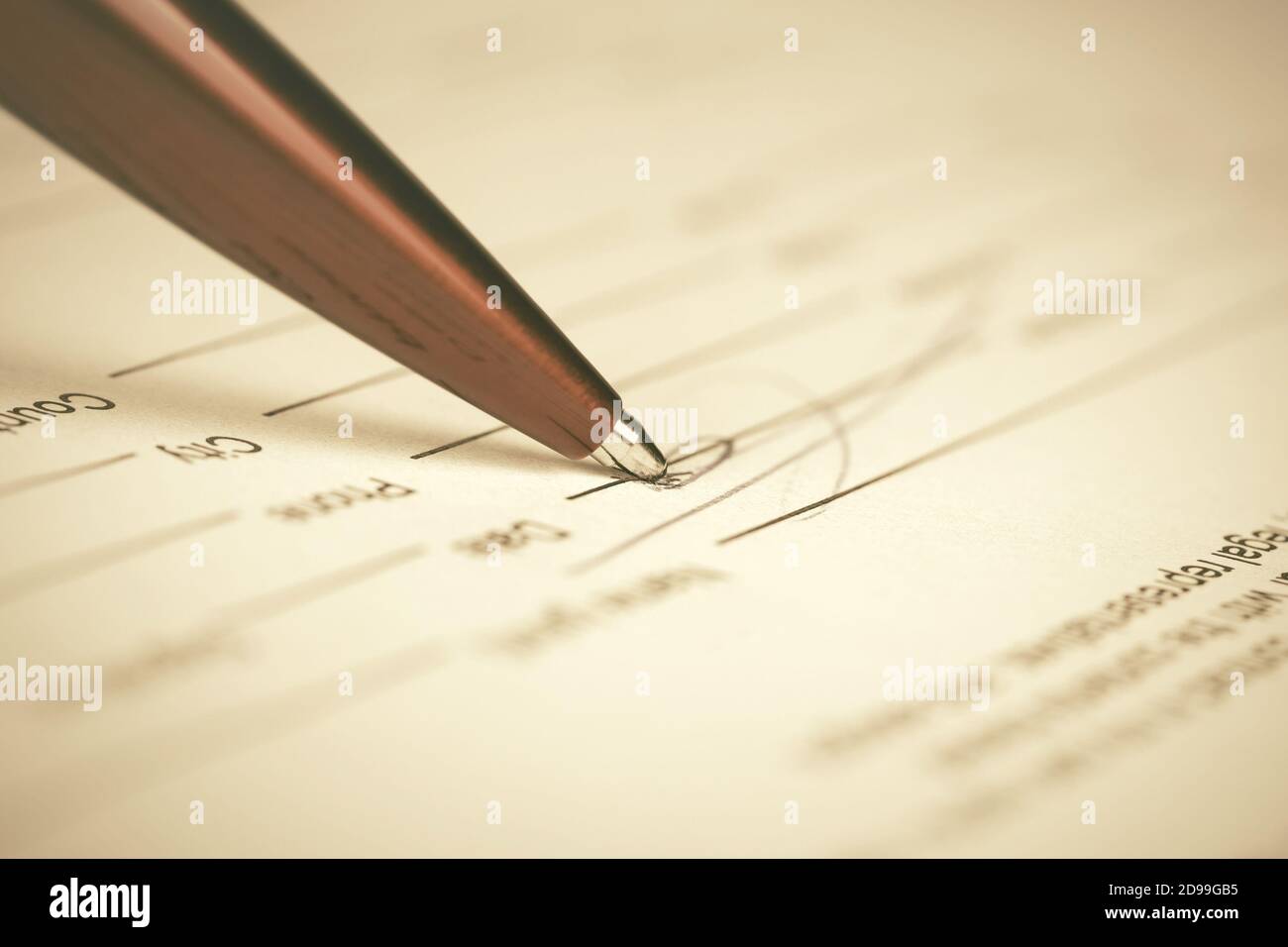 Unterzeichnung Vertrag Stift über Form Stockfoto