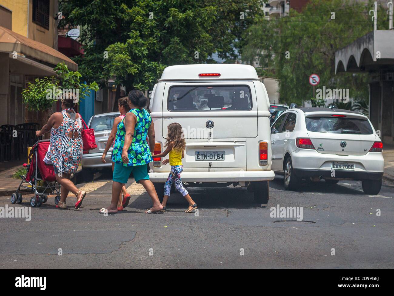 Ribeirao Preto, SP, BRASILIEN - Dezember 18 2014: Eine Familie von Fußgängern ist gezwungen, die Straße unsicher zu überqueren, weil Autos falsch auf Th geparkt Stockfoto
