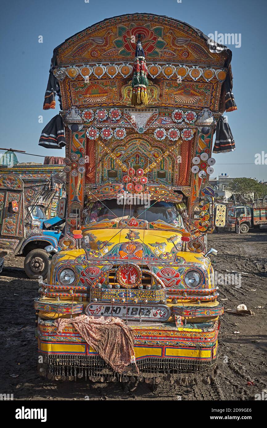 Rawalpindi, Pakistan, Dezember 2008. Einer der landestypisch dekorierten Transporter wartet auf dem Parkplatz, um beladen zu werden. Stockfoto