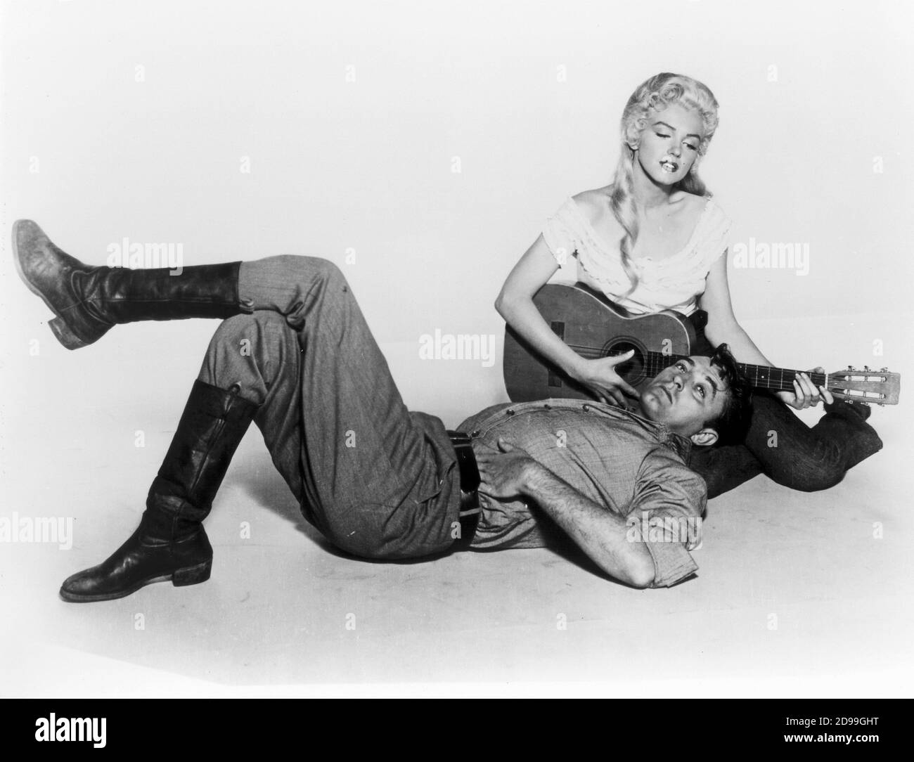 1954 : MARILYN MONROE und ROBERT MITCHUM , Pubblicity noch für FLUSS OHNE RÜCKKEHR ( La magnifica preda ) von Otto Preminger , 20th Century Fox - WESTERN - GUITAR - CHITARRA ---- Archivio GBB Stockfoto