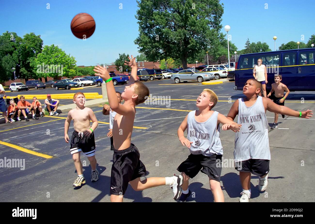 3 auf 3 Jungen Basketball-Action in einem Turnier für Spieler jeden Alters Stockfoto