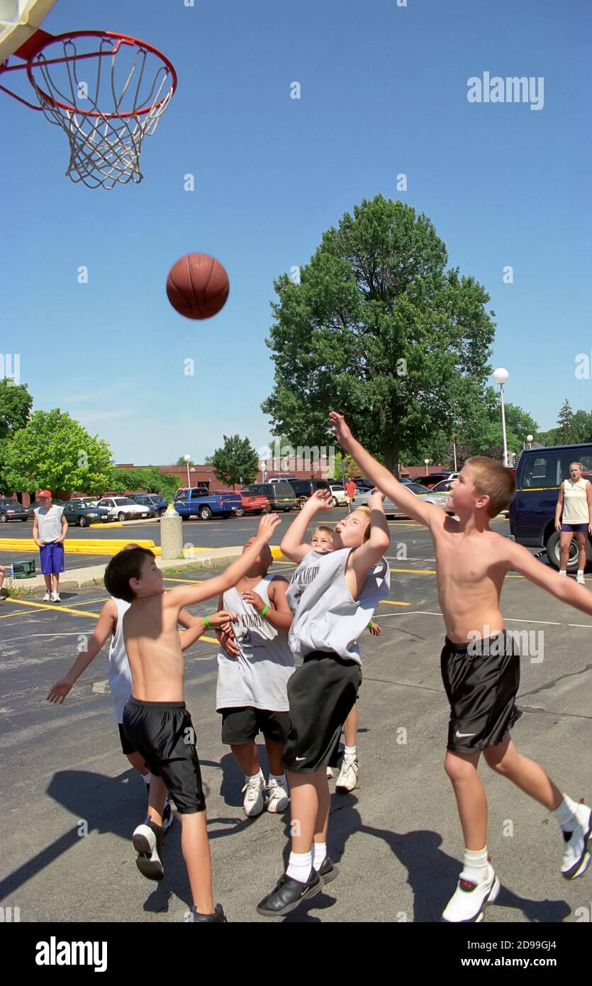 3 auf 3 Jungen Basketball-Action in einem Turnier für Spieler jeden Alters Stockfoto