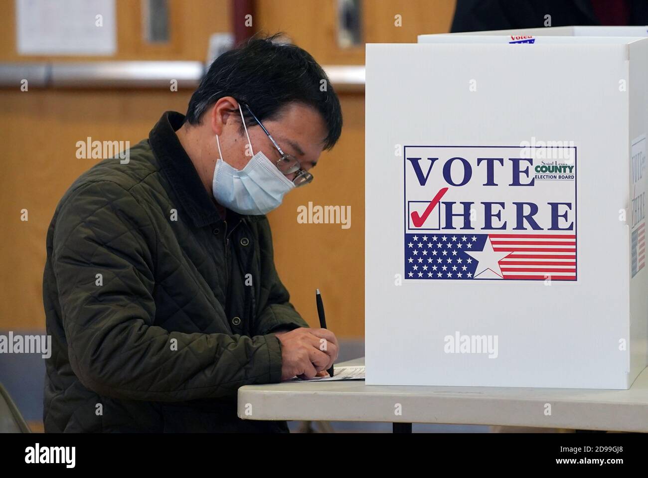 Olivette, Usa. November 2020. Ein Wähler gibt am Dienstag, den 3. November 2020, seine Stimme an der Old Bonhomme School in Olivette, Missouri ab. Foto von Bill Greenblatt/UPI Kredit: UPI/Alamy Live News Stockfoto