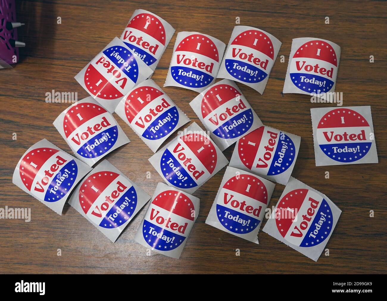 St Ann, Usa. November 2020. "Ich habe heute gestimmt" Aufkleber sitzen auf einem Tisch für Wähler im St. Louis County Board of Elections Büro am Dienstag, 3. November 2020. Foto von Bill Greenblatt/UPI Kredit: UPI/Alamy Live News Stockfoto