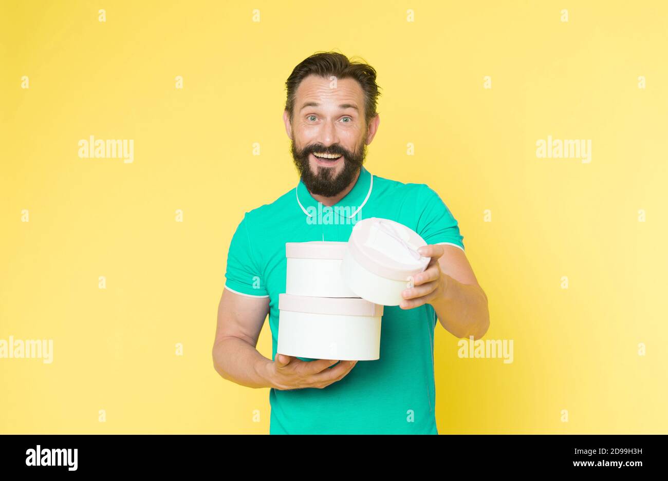 Man reife bärtige Kerl halten Haufen Geschenkboxen. Gekauft haben, Geschenke für die ganze Familie. Geburtstag Geschenk Konzept. Lassen sie sich überraschen präsentiert im Voraus kaufen. Urlaub Feier. Mehr Bonus. Für den Urlaub vorbereitet. Stockfoto
