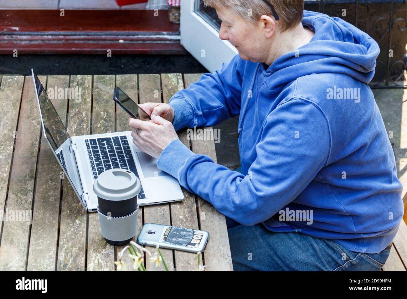 Eine Ärztin, die während der Sperrung des Coronavirus von zu Hause aus arbeitet, London, Großbritannien Stockfoto