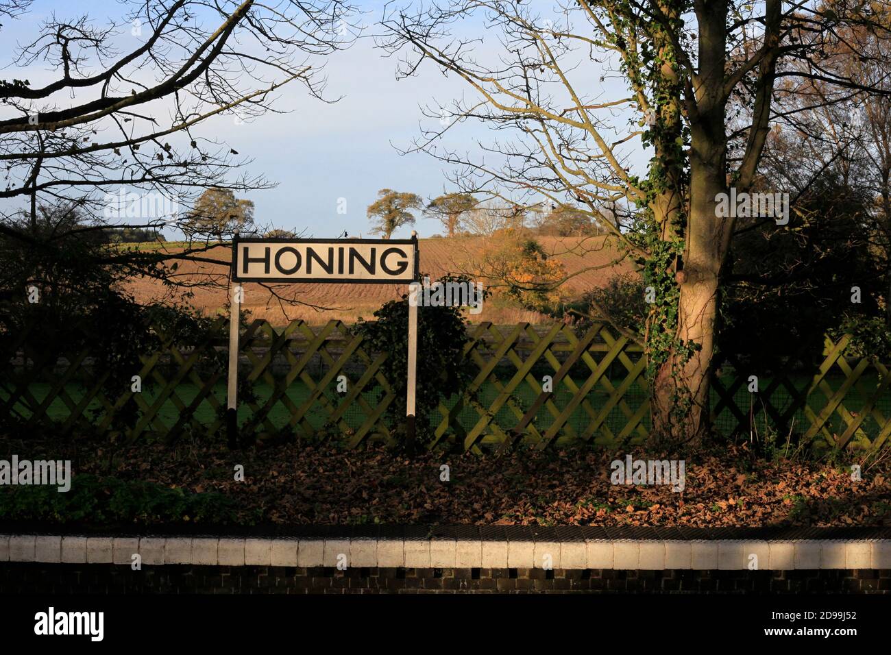 Honing Bahnhof Zeichen und Landschaft Norfolk UK Stockfoto